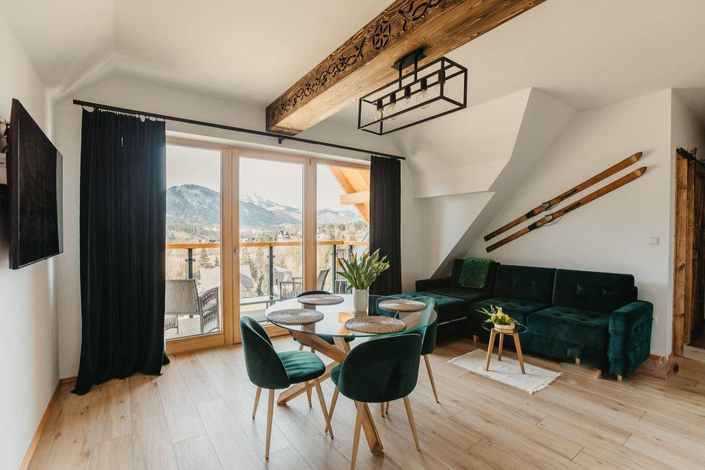 Apartament APTATRY Widny w Butorowy Wierch w Kościelisku, pokój dzienny z widokiem na panoramę tatr, drewniane dodatki i wykończenie, święta Wielkanocne w Kościelisku