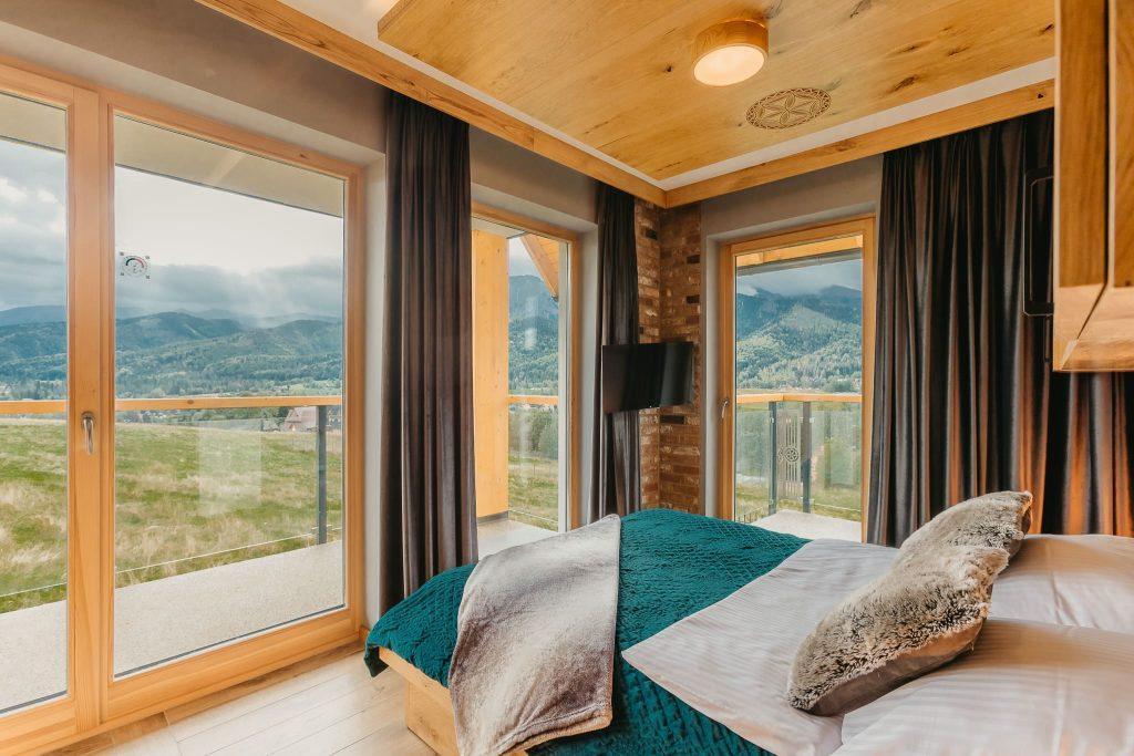 Apartament APTATRY Butorowy F w Butorowy Wierch w Kościelisku, sypialnia z tarasem i pięknym widokiem, eleganckie dodatki, nowoczesny styl góralski