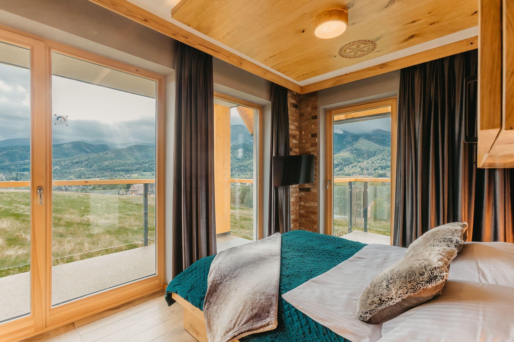 Apartament APTATRY Butorowy F w Butorowy Wierch w Kościelisku, sypialnia z tarasem i pięknym widokiem, eleganckie dodatki, nowoczesny styl góralski Apartament APTATRY Butorowy F w Butorowy Wierch w Kościelisku, sypialnia z tarasem i pięknym widokiem, eleganckie dodatki, nowoczesny styl góralski