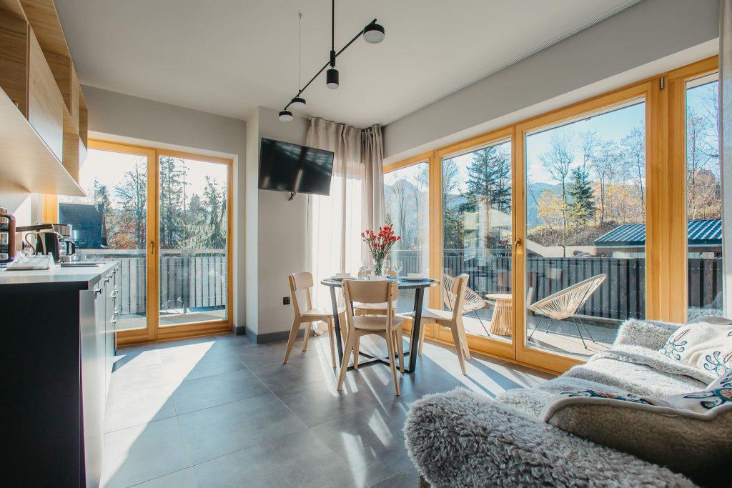 Apartamenty w Kościelisku, widok na taras i panoramę Tatr