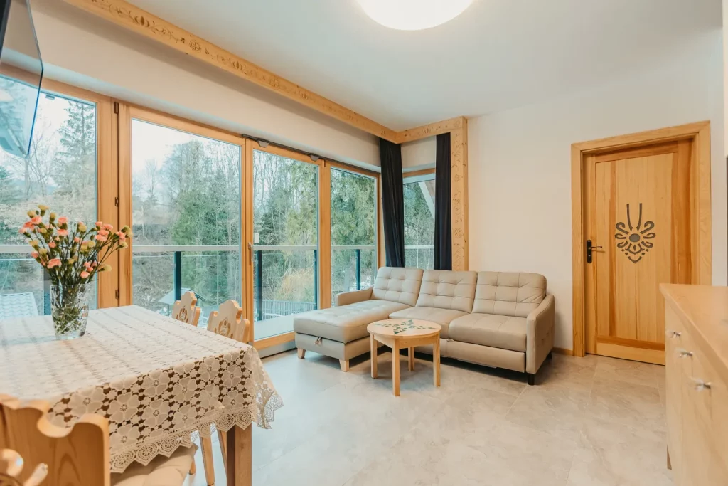 Apartament Sobiczkowa 4 w Kościelisku - Pokój dzienny, widok na taras, dodatki góalskie