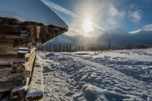 Drewniana chata na szlaku z widokiem polskie Tatry