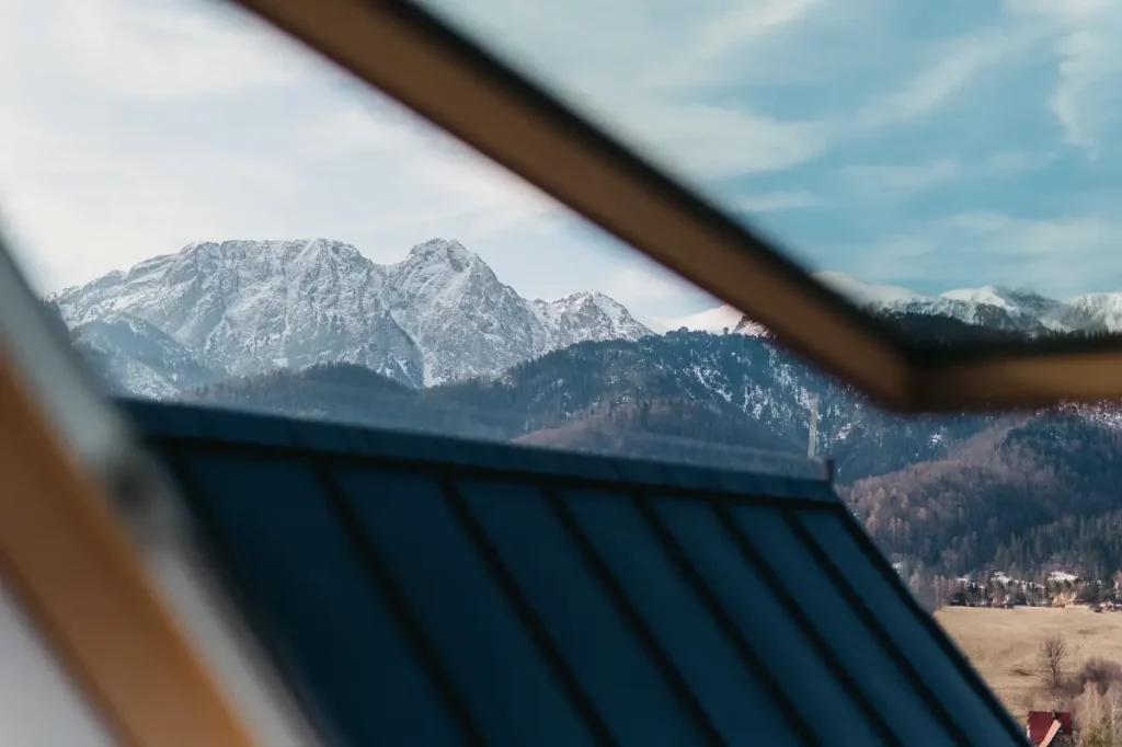 Widok z apartamentu w Kościelisku na zaśnieżony giewont