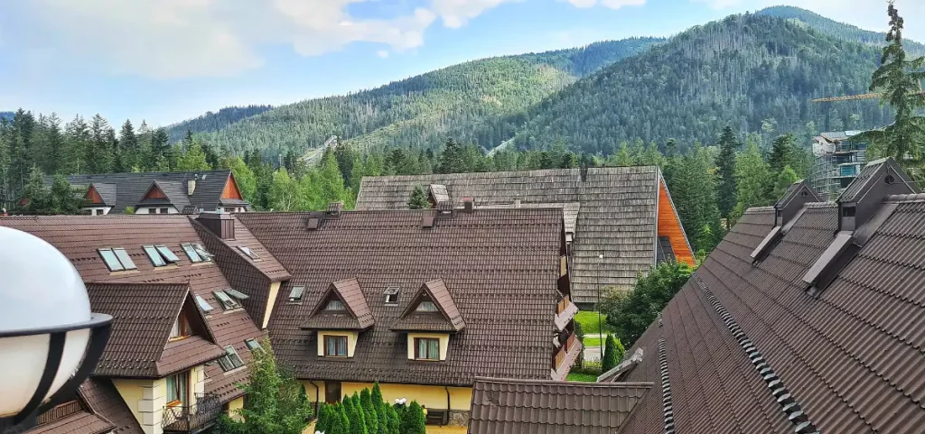 Hotel pod Giewontem czy lepiej Apartament https://pixabay.com/pl/photos/hotel-polska-zakopane-zak%C5%82ad-7728525/