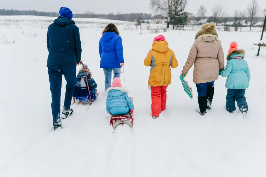 Rodzinne wyjście zimą na sanki