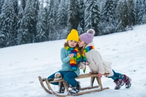Współne zjeżdżanie na sankach w Zakopanem