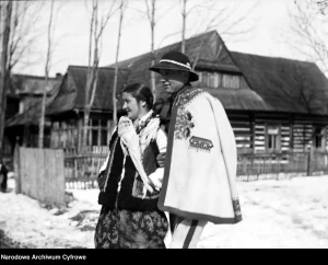 Para w strój góralski z okazji dnia zimy w Zakopanem - Narodowe Archiwum Cyfrowe