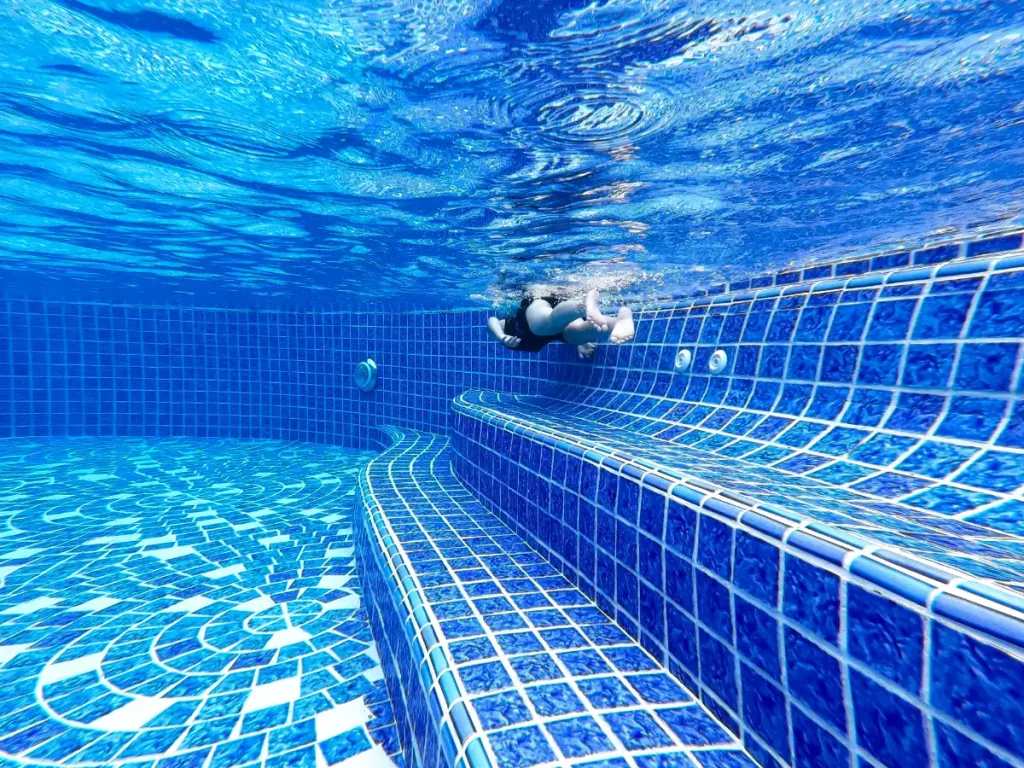 Osoba pływająca w basenie