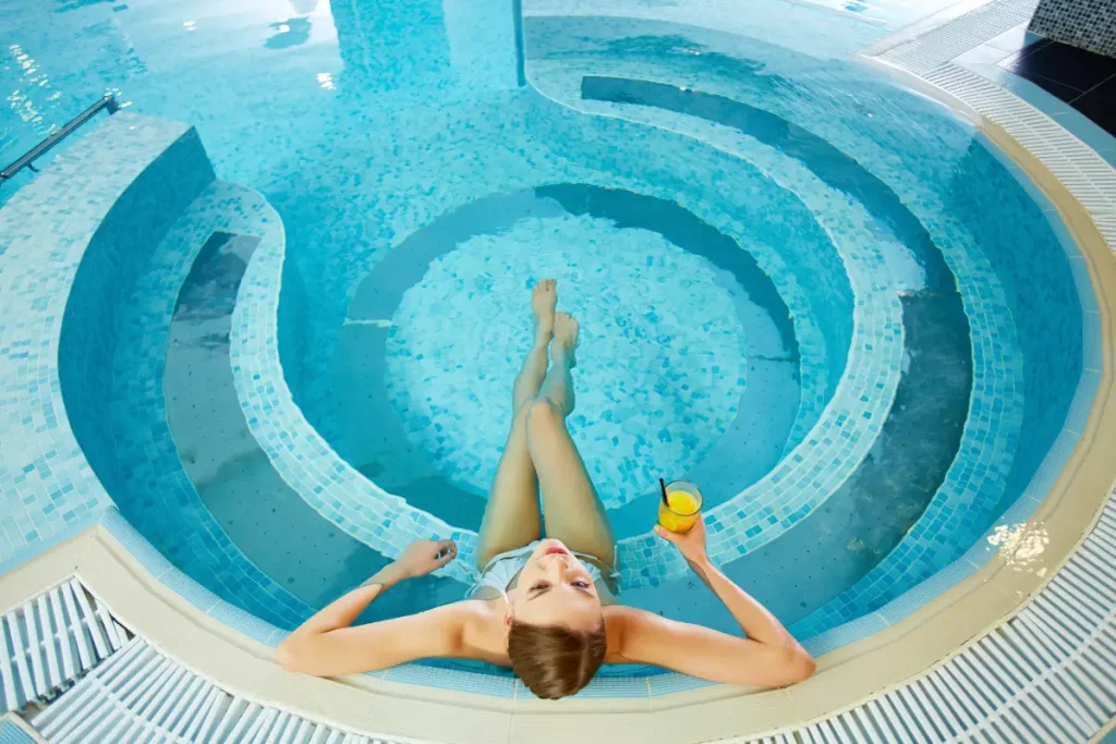 Termalne baseny Zakopane i okolice, kobieta leżąca w jacuzzi