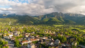 Termalne baseny w Zakopanem i okolicy, widok na Zakopane z drona z widokiem na Giewont