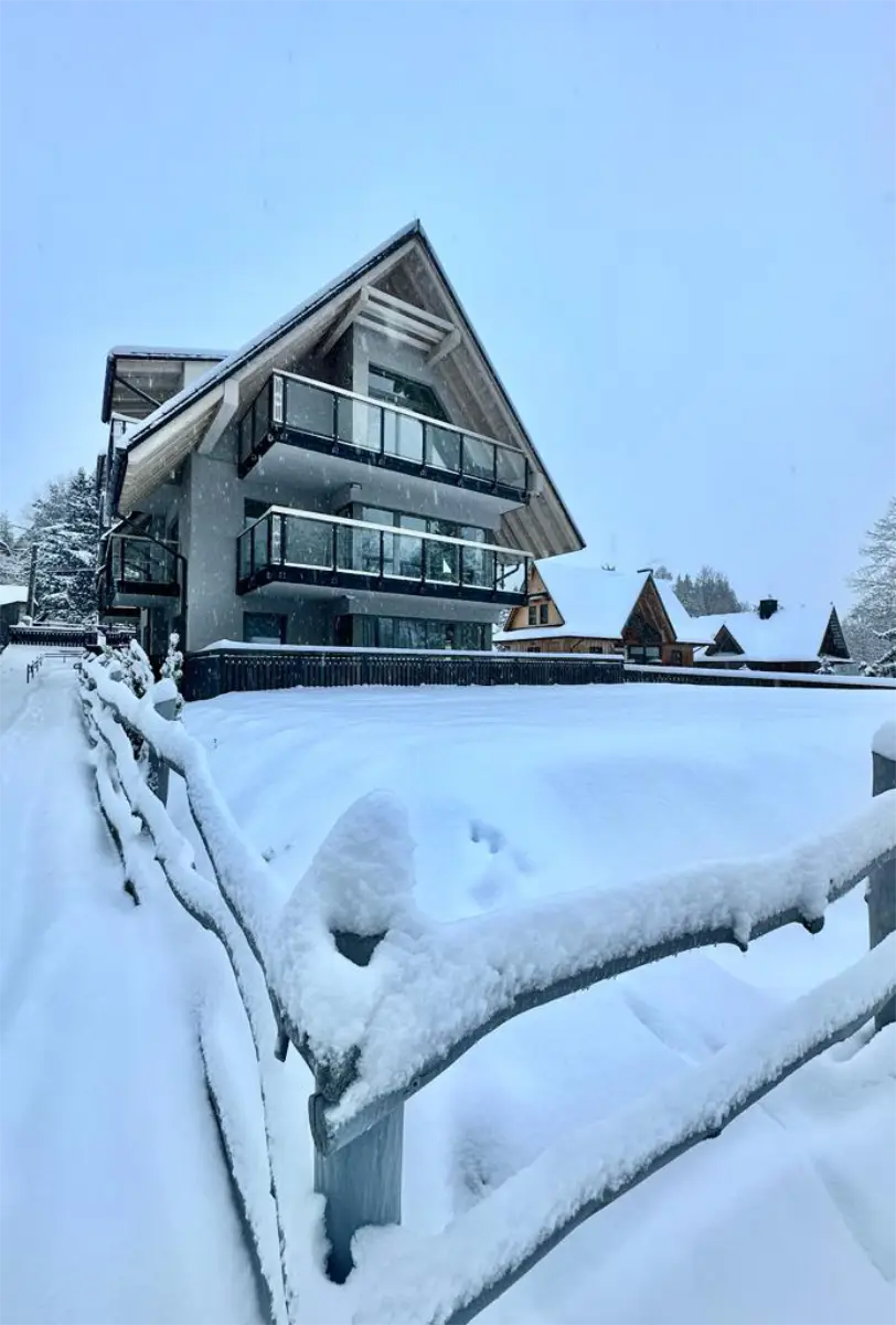 Apartamenty na ferie zimowe na Podhalu, budynek cały w pięknym białym puchu