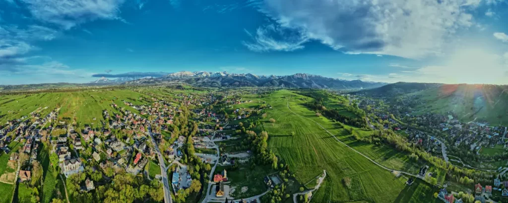 Widok na piękną panoramę Tatr z punktu widokowego na góry