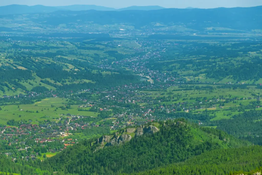 Zakopane z gór, ciekawe miejsce do spędzenia noclegu w Tatrach