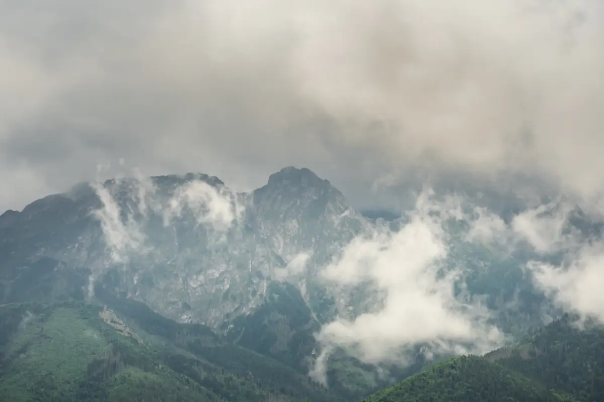 Giewont na tle gór, co robić w trakcie niepogody w Zakopanem