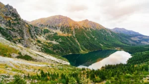 Widok na Morskie Oko z Czarnego Stawu Gąsienicowego, dobry wybór na długą ale prostą trasę w Tatrach