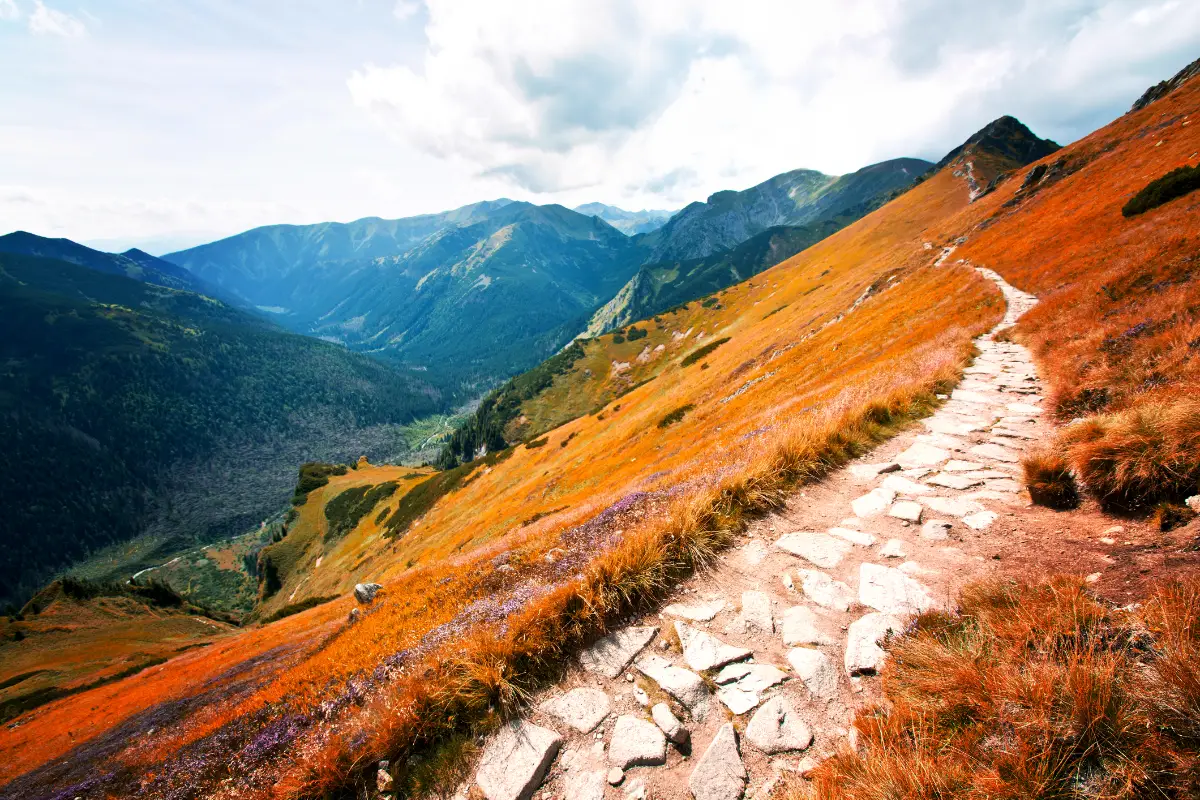 Kamienisty szlak na grani Tatr w jesiennych barwach, Tatry szczyty dla początkujących